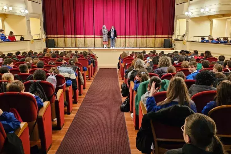 Matinée per le scuole al Teatro Comunale Lembo: "La Bambina Librata"