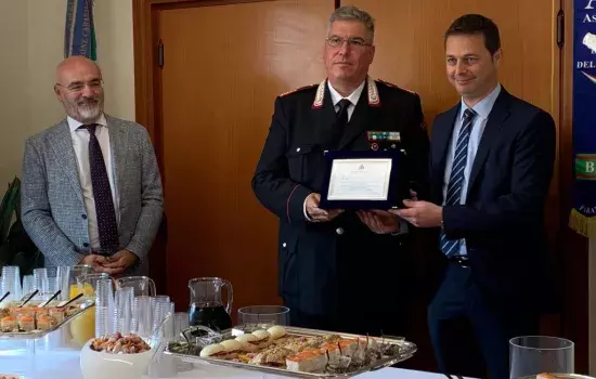 Canosa Il sindaco, Roberto morra, con il Lgt. Savino Silecchia.