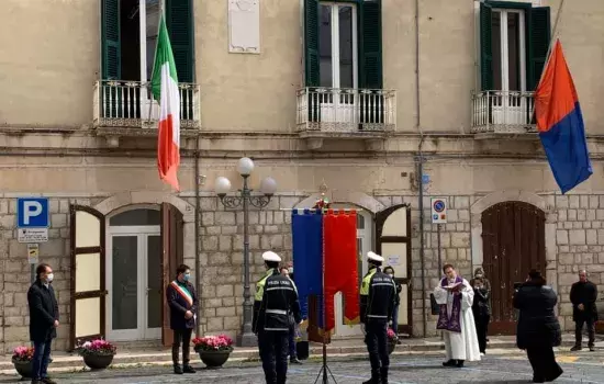 Canosa di Puglia - Coronavirus bandiere a mezz'asta