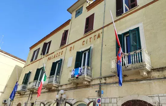 Bandiere a mezz'asta a Palazzo di città