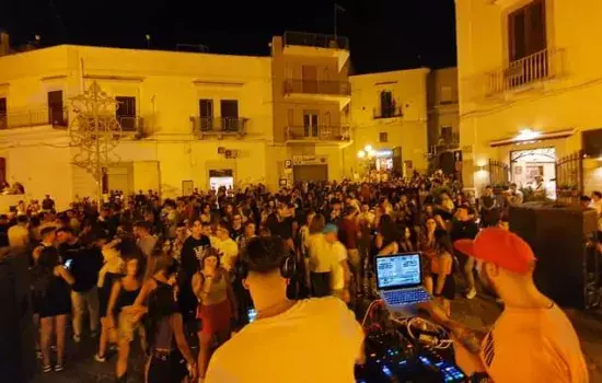 Davanti a Palazzo di Città, a partire dalle 21:30, musica e divertimento hanno contraddistinto una serata che ha visto, sicuramente, tanta partecipazione da parte dei giovani 