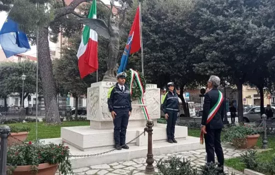 «Oggi come allora è la fratellanza che deve accomunarci, quartiere per quartiere, città per città, consapevoli di un dono di inestimabile valore che continuiamo a custodire e che non dobbiamo mai dare per scontato - spiega il primo cittadino - quello della pace sempre messo in discussione da taluni che vogliono ledere le libertà altrui»