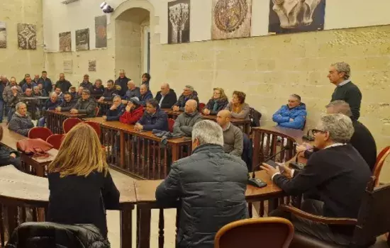 Il Sindaco, ascoltati i vari interpreti del dialogo, ha inteso farsi portavoce della loro richiesta di aiuto al fine di intraprendere una serie di interlocuzioni con le Istituzioni preposte e con lo stesso Consorzio di Bonifica.