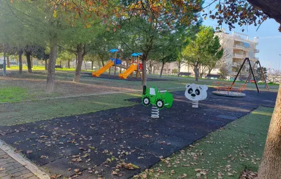 L’intento è quindi un miglioramento funzionale e qualitativo dei vari spazi verdi comunali da destinare a famiglie e bambini, ma anche anziani che potranno così tornare a riappropriarsi di questi spazi.