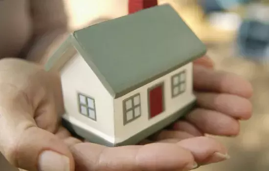 La documentazione necessaria è disponibile presso l'Ufficio Casa, al secondo piano di Palazzo di Città, ed è scaricabile dal sito istituzionale del Comune.