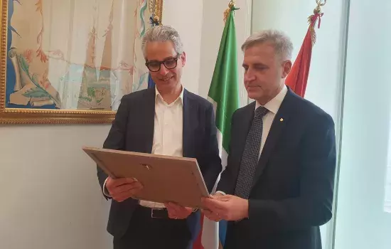 A margine della Laurea Magistrale Honoris Causa conseguita dall'imprenditore canosino lo scorso 24 febbraio, il primo cittadino ha avuto modo di congratularsi con lui consegnandoli una pergamena