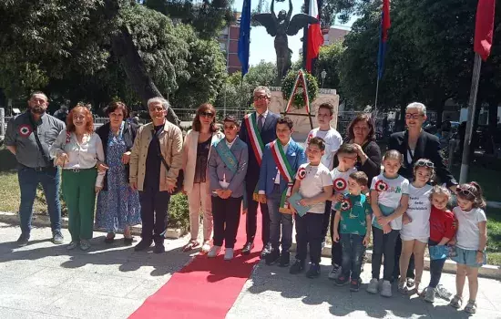Gli alunni delle scuole locali hanno avuto modo di donare al Sindaco Malcangio e al Presidente del Consiglio Matarrese un opuscolo con all’interno gli articoli della Costituzione Italiana alcuni dei quali letti dagli stessi prima della consegna