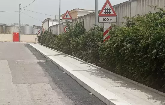 La presenza nella predetta area di un istituto scolastico, ai fini dell’opera stessa, vede nell’intervento una maggiore funzionalità in grado di permettere agli studenti di percorrere il tragitto in maggiore sicurezza.