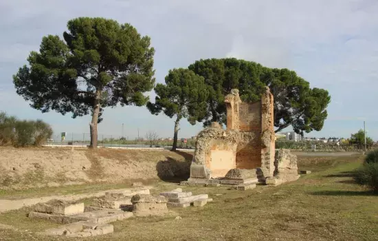 L’attuale progetto si inserisce in un più ampio progetto che si polarizza tra due luoghi, il Ponte Romano e la Necropoli di S. Sofia, fra i quali vengono identificate delle nodalità intermedie, talvolta coincidenti con i “luoghi” dell’archeologia