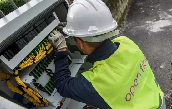 L’intervento prevede il cablaggio in modalità FTTH (Fiber To The Home, la fibra ottica fino a casa) di 2.439 civici distribuiti sul territorio che corrispondono a 4.628 unità immobiliari