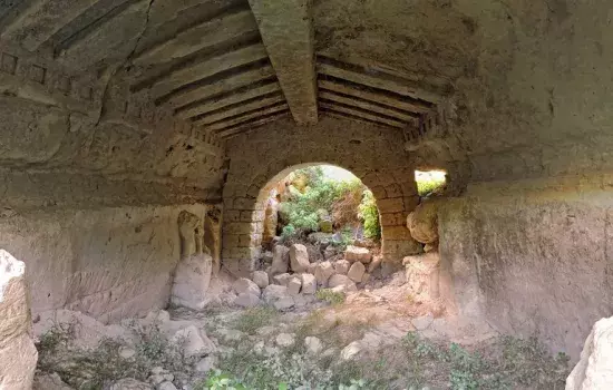 Fra gli ipogei più importanti dell'antichità per il suo apparato decorativo, fu scoperto nel 1813