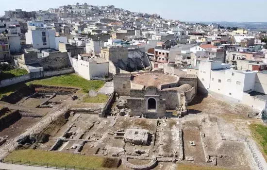 L'intervento finanziato si compone di una parte relativa ai lavori di ampliamento dell’area destinata a Parco Archeologico del Battistero San Giovanni e una parte destinata a interventi di comunicazione e multimedia utili a garantire la massima fruizione dei beni archeologici del nostro patrimonio