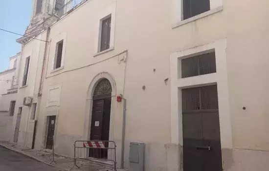 I beneficiari saranno accompagnati nelle procedure per il riconoscimento dei titoli di studio, professionali e offerte formative locali e nazionali, ma anche per il disbrigo delle pratiche burocratiche, amministrative e legali così da conoscere i servizi fruibili del territorio