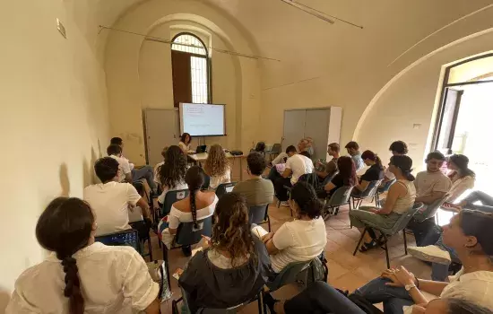 Domani giovedì 21 settembre, presso il foyer del Teatro Comunale “Raffaele Lembo”, in programma la quarta giornata del workshop a partire dalle ore 09:30.