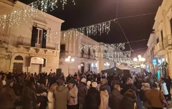 Il ritorno di questo tradizionale appuntamento, voluto fortemente anche dai commercianti di Corso San Sabino, ha visto una notevole affluenza da parte della cittadinanza che vi ha preso parte ammirando i diversi stand presenti e scrutandone i particolari.