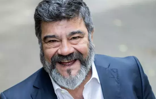 “Chi è io?” è una commedia teatrale divertente e metafisica, è uno show televisivo di successo nel quale si intervistano personaggi anticonformisti.