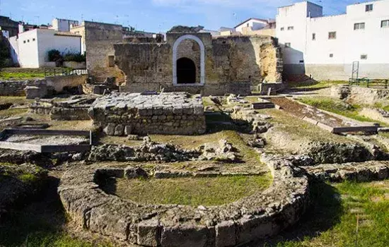La città accoglierà tre licei provenienti da varie parti d'Italia, che oltre a esibirsi in uno spettacolo di teatro classico, ambientato nella magnifica cornice storica del Battistero di S. Giovanni, avranno l'opportunità di esplorare la cultura e le meraviglie di Canosa