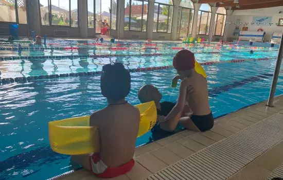 «L'emozione è stata unica - spiegano gli Assessori alle Politiche Sociali dell'Ambito - come unici sono i bambini che hanno partecipato alla prima lezioni in piscina»