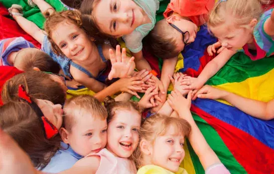 I minori coinvolti hanno un’età compresa tra i 3 e i 17 anni per n. 12 incontri estivi, un modo per fornire uno svago alternativo ai bambini e alle famiglie coinvolte