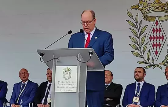 Emozionante è stato per i canosini vedere lo stemma del Comune di Canosa di Puglia proiettato sulla porta principale del Palazzo del Principe Alberto di Monaco