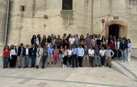 La scuola di specializzazione, un unicum in tutta Italia, si compone quindi non solo di lezioni ma soprattutto di sopralluoghi seduta stante, dando la possibilità di toccare con mano il patrimonio archeologico canosino