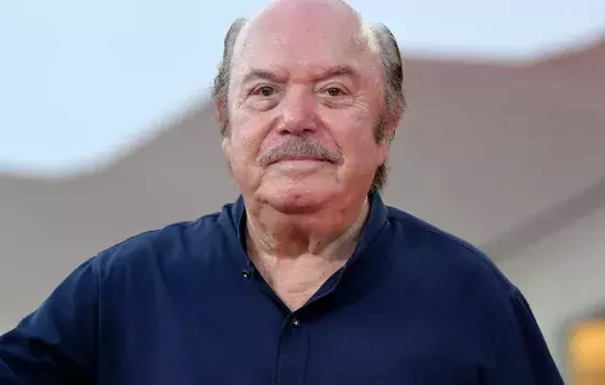 «Lino Banfi fa parte della storia della tv e del cinema italiano. Egli – afferma il Sindaco Vito Malcangio – non ha mai dimenticato le sue origini, le sue radici ed è proprio questo forte attaccamento alla sua città che lo rende diverso dagli