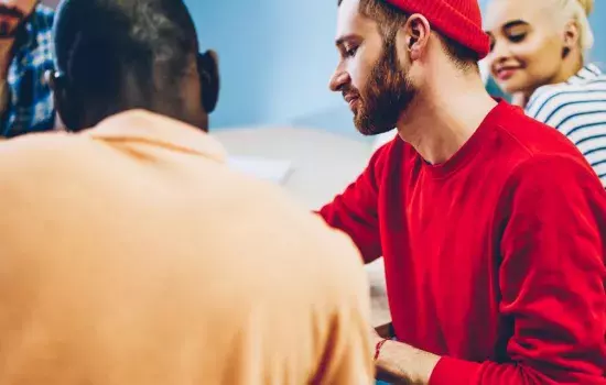 Può diventare tutore di m.s.n.a. (minori stranieri non accompagnati) ogni cittadino che abbia compiuto il venticinquesimo anno di età.