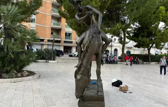 Le monumentali sculture di sei grandi scultori del ‘900 italiano vanno a dialogare e a valorizzare alcuni cantieri di restauro effettuati dal Segretariato regionale del MiC la Puglia in tutta la Regione