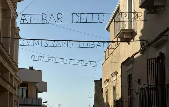 Questa sezione di luminarie natalizie potrà consentire a intere generazioni, cresciute assieme all’attore canosino, di ripercorrere momenti che fanno parte della memoria collettiva e che sono patrimonio della cinematografia italiana