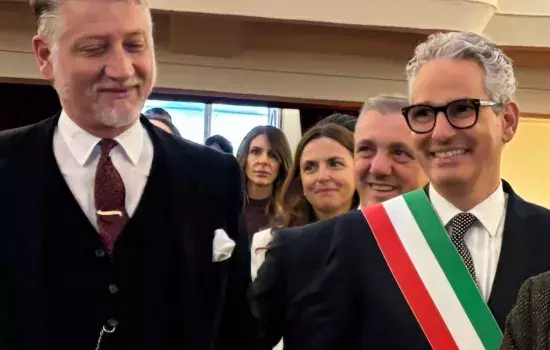 Ad accoglierlo il Sindaco di Canosa Vito Malcangio e l’europarlamentare Francesco Ventola che hanno avuto modo di illustrargli l’enorme patrimonio archeologico di cui dispone la città 
