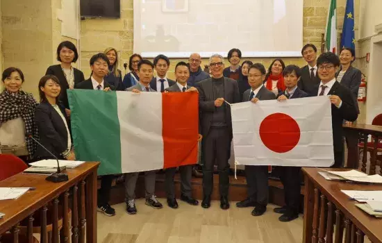 A conclusione dei lavori, si è svolto il rito dello scambio delle bandiere, come anche l’invito da parte della delegazione a recarsi in Giappone per contraccambiare l’ospitalità e mettere in mostra le peculiarità del territorio nipponico