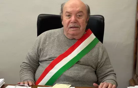 «Questa mattina - afferma il Sindaco, dott. Vito Malcangio - la città di Canosa ha riconosciuto al suo concittadino più illustre, Lino Banfi, il titolo di “Sindaco per un giorno”»