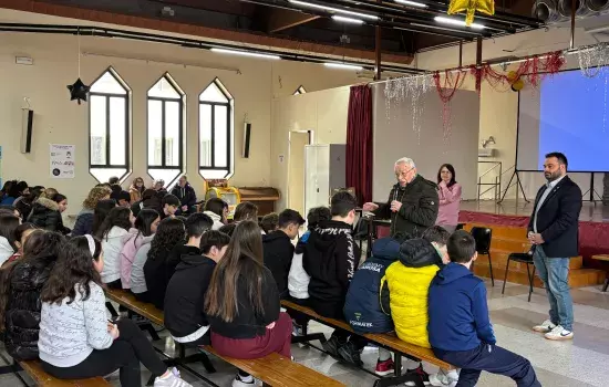 L’Assessore alla Cultura e all’Istruzione Cristina Saccinto, assieme al Presidente della Pro Loco Elia Marro, hanno fatto visita alle Scuole Medie “Guglielmo Marconi”, “Giovanni Bovio” e “Ugo Foscolo”