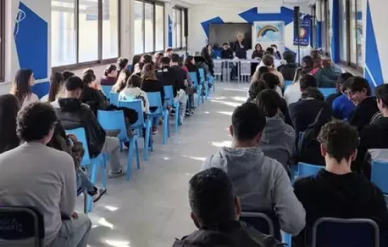 Ospite d’onore il relatore, DS prof. Carmine Gissi che ha stimolato i liceali ad una serie di riflessioni volte ad analizzare cosa ci ha insegnato la storia e cosa la società attuale lascerà a coloro che saranno chiamati a raccogliere la nostra eredità storica 