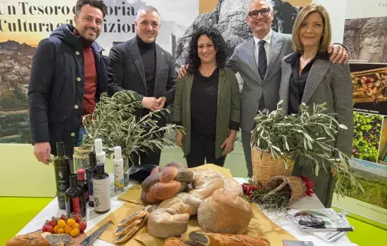 All’interno dello stand, è stato possibile degustare gli innumerevoli prodotti tipici, e quindi non solo olio, ma anche taralli e il pane a prosciutto, Prodotto Agroalimentare Tradizionale