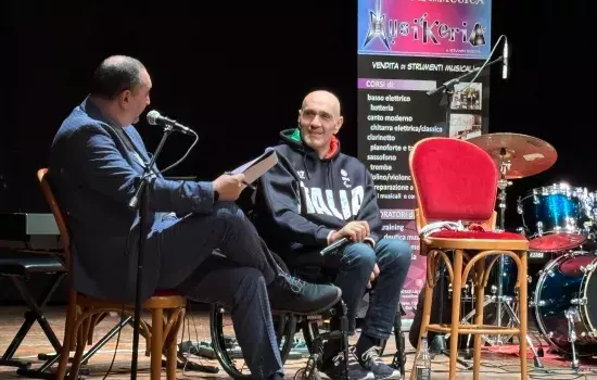 Ad interagire con il campione e pluripremiato, è stato invece il giornalista Vittorio Massaro, a cui hanno fatto seguito le domande degli studenti che hanno partecipato con interesse ad una manifestazione oggetto di riflessione ed insegnamento per quello che sarà il futuro che gli attende