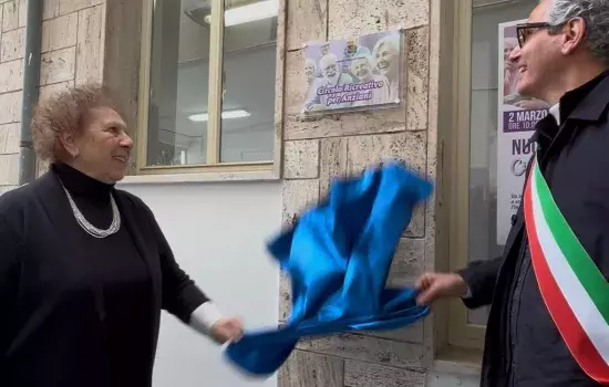 Il Circolo, ubicato nell’ex Centro per l’Impiego diventerà, per la sua posizione centrale nel circuito urbano e la sua vicinanza alla Villa Comunale, un punto strategico nel tessuto sociale cittadino, offrendo spazi di ascolto anche per famiglie e bambini